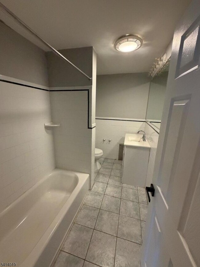 Building Photo - 7 Center Grove Rd