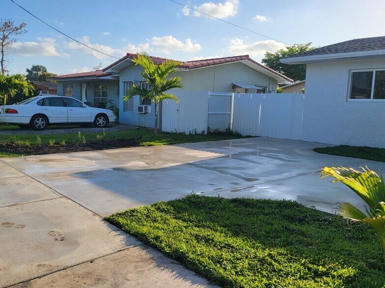 Building Photo - 3300 SW 127th Ave