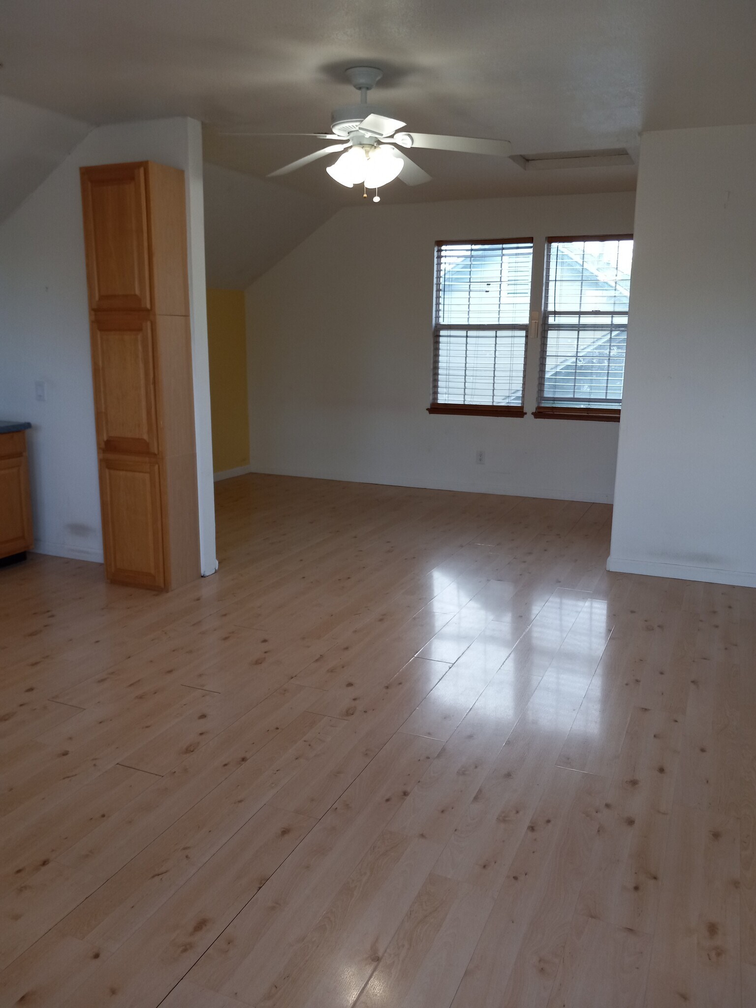 Building Photo - 400 Manzanita Way