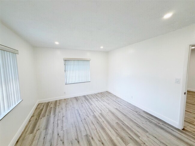 Building Photo - 2710 Riverside Dr