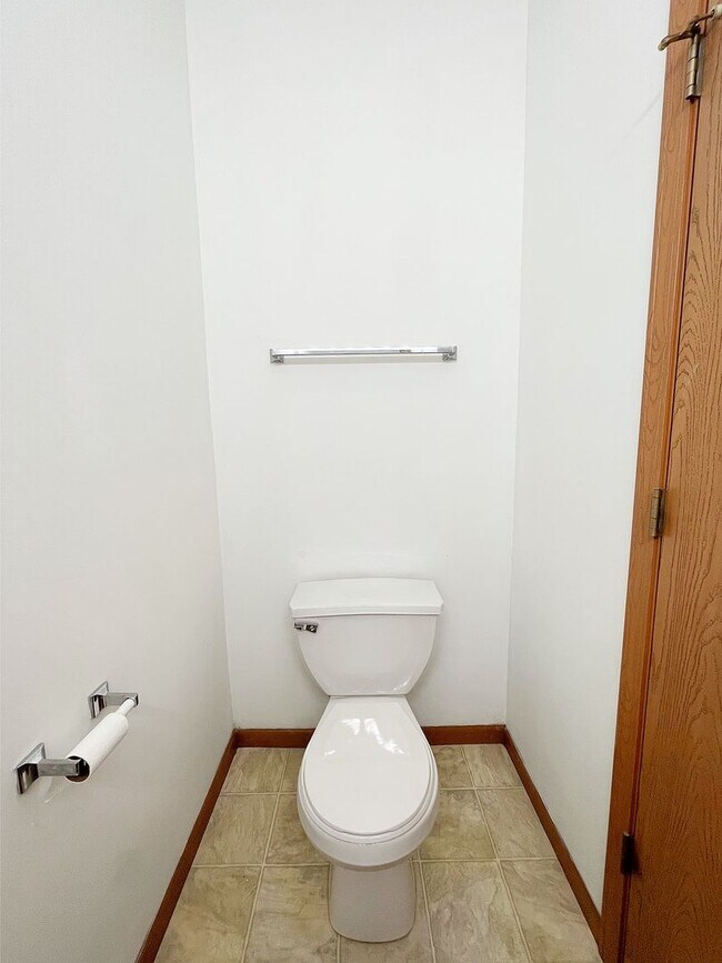 Building Photo - 3 Bedroom 3.5 Bath Townhouse