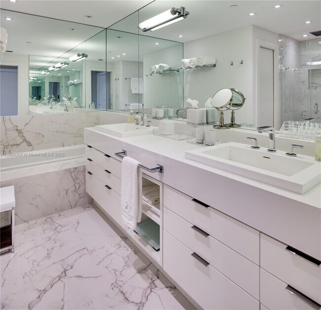 Building Photo - 19222 Fisher Island Dr