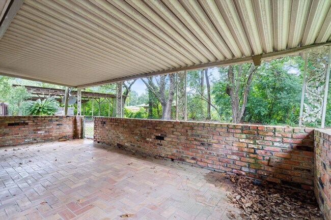 Building Photo - GREAT LOCATION AND MOVE IN READY