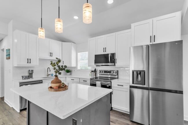 Building Photo - Charming 3BD/2BTH Home with Private Backyard in the Heart of Safety Harbor