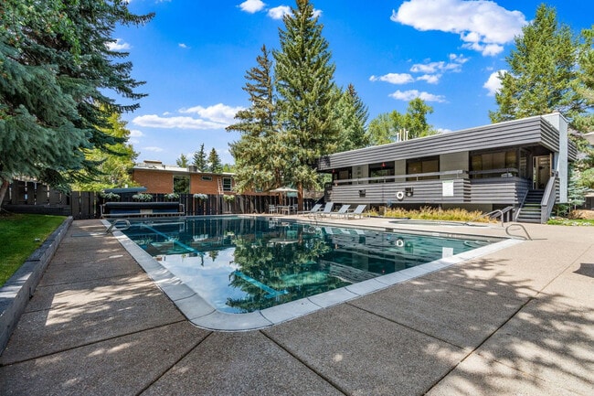 Building Photo - 1039 E Cooper Ave