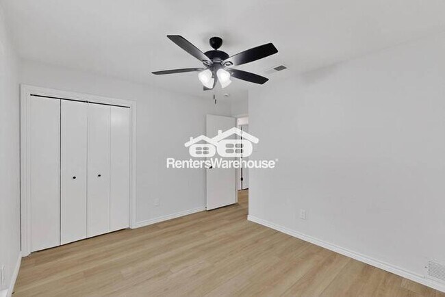 Building Photo - MOVE IN READY COMPLETELY UPDATED - 3BED/2B...