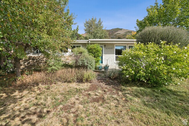 Building Photo - 3485 S Fleetwood Dr