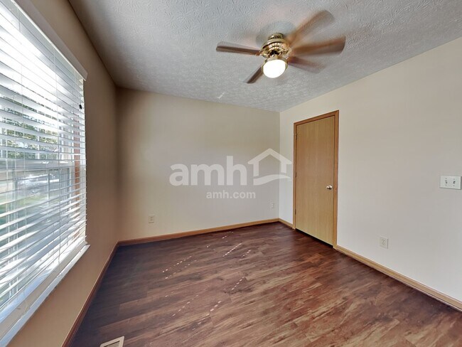 Building Photo - 1960 Queens Meadow Ln