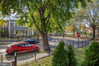 Building Photo - 1100 Holbrook Terrace NE