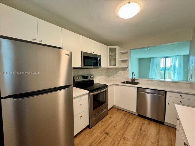 Building Photo - 7125 Bay Dr