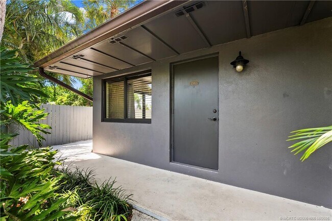 Building Photo - 2563 NE Palm Ave