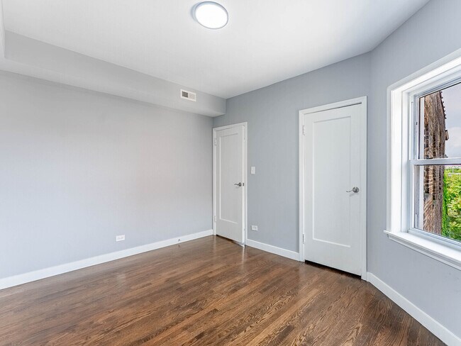 Building Photo - 7630 N Marshfield Ave
