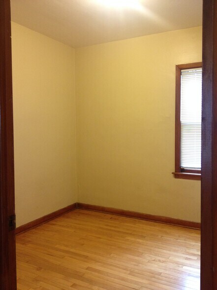 Building Photo - 2421 S Howell Ave