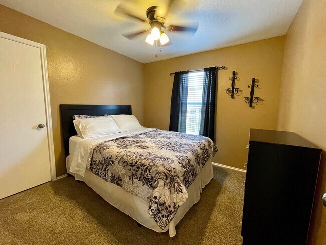 Building Photo - Convenient Northwest San Antonio Home Available for ASAP Move In!