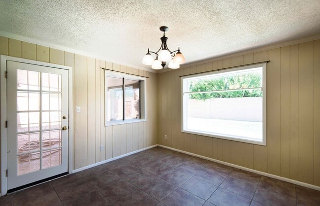 Building Photo - Charming 5-Bedroom Pool Home in Prime Tempe Location