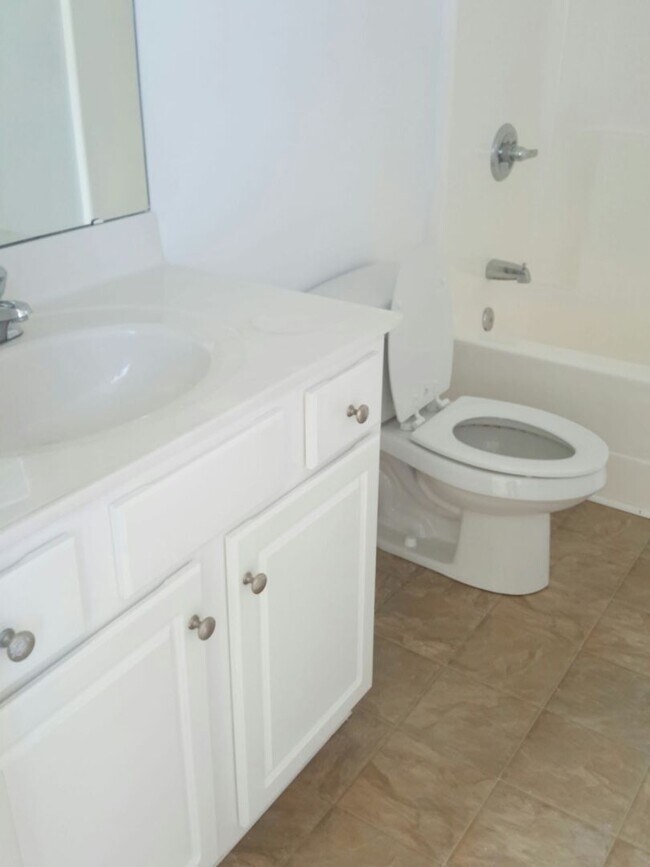Building Photo - 3 Bedroom Home w/ Yard and No HOA