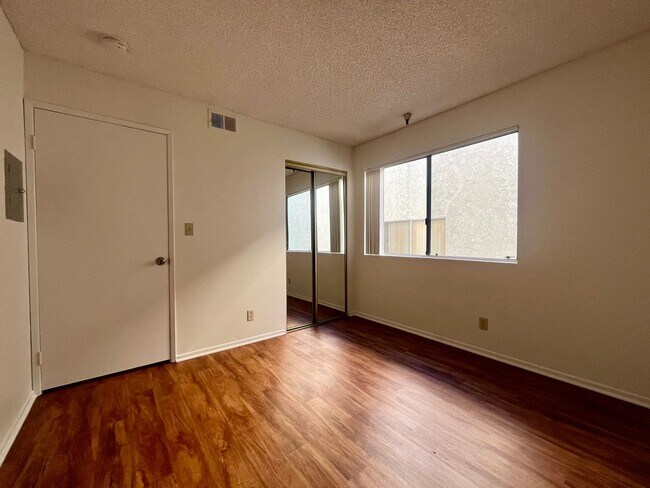 Building Photo - BELLA APARTMENTS: Beautiful 2 Bed - 2 Bath