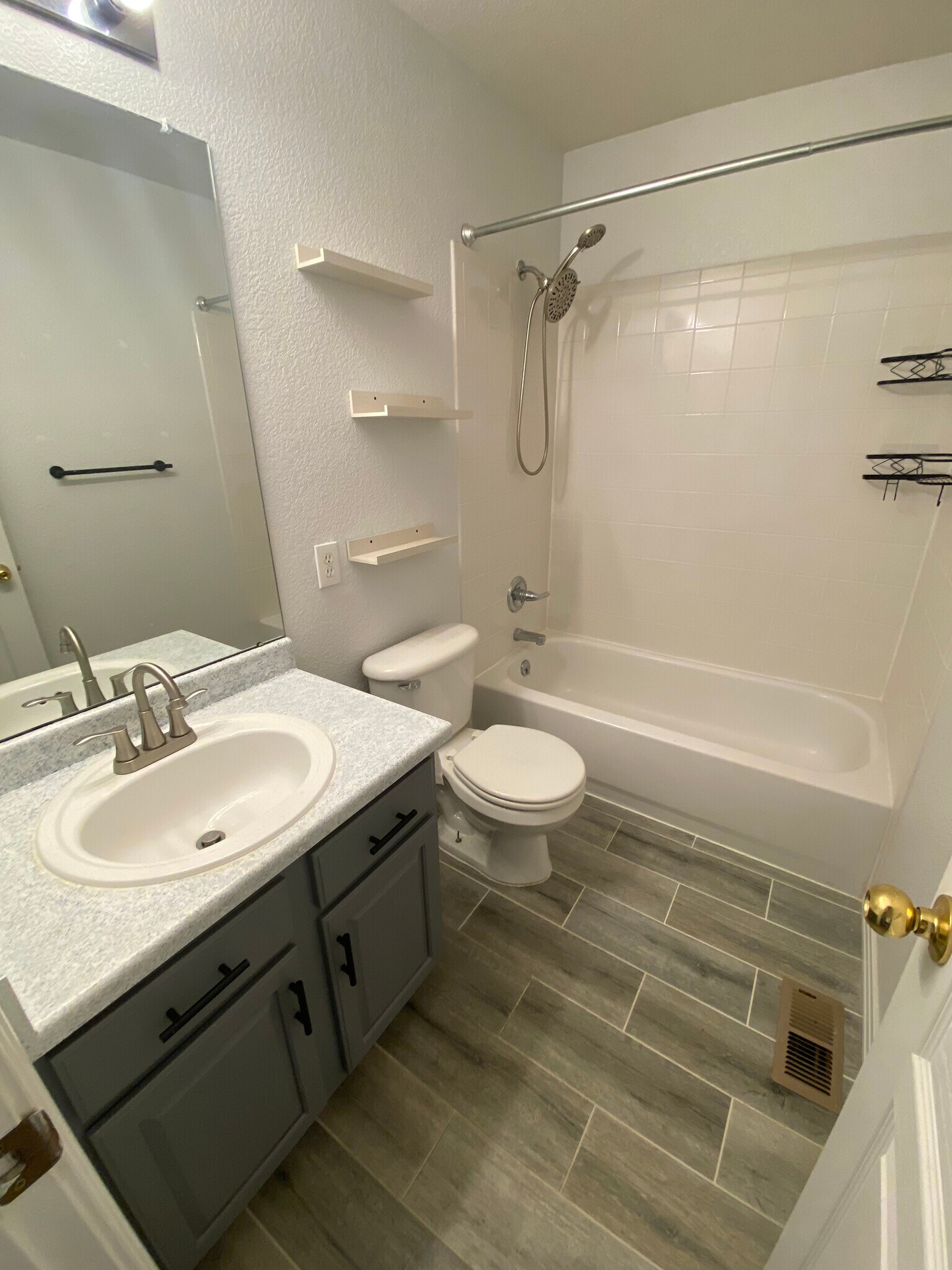 Full Bathroom - 761 S Depew St