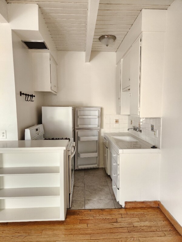 Building Photo - 1909 Beachwood Dr