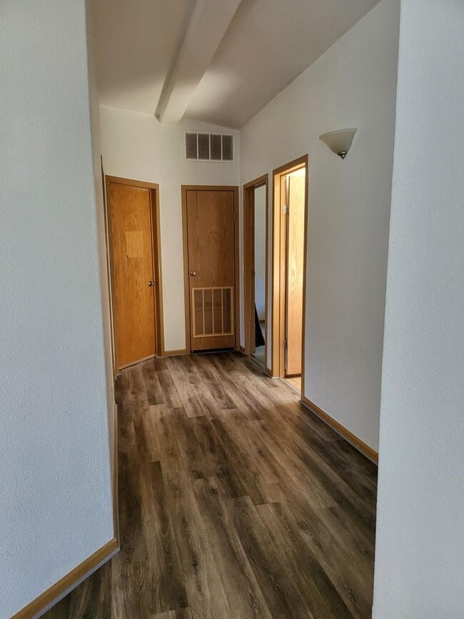 Building Photo - Look Here! Available 3bd 2ba Home!