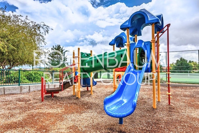 Building Photo - Charming 3-bedrooms, 2-baths home in the d...