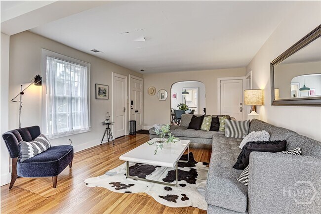 Building Photo - 725 E 53rd St