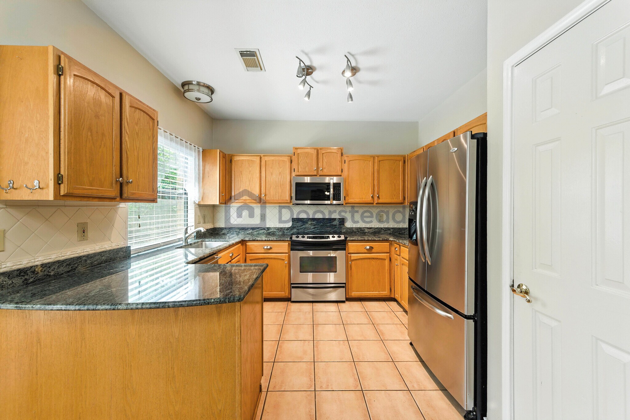 Building Photo - 2326 Oak Castle