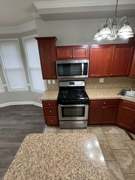 Building Photo - 414 S Augusta Ave