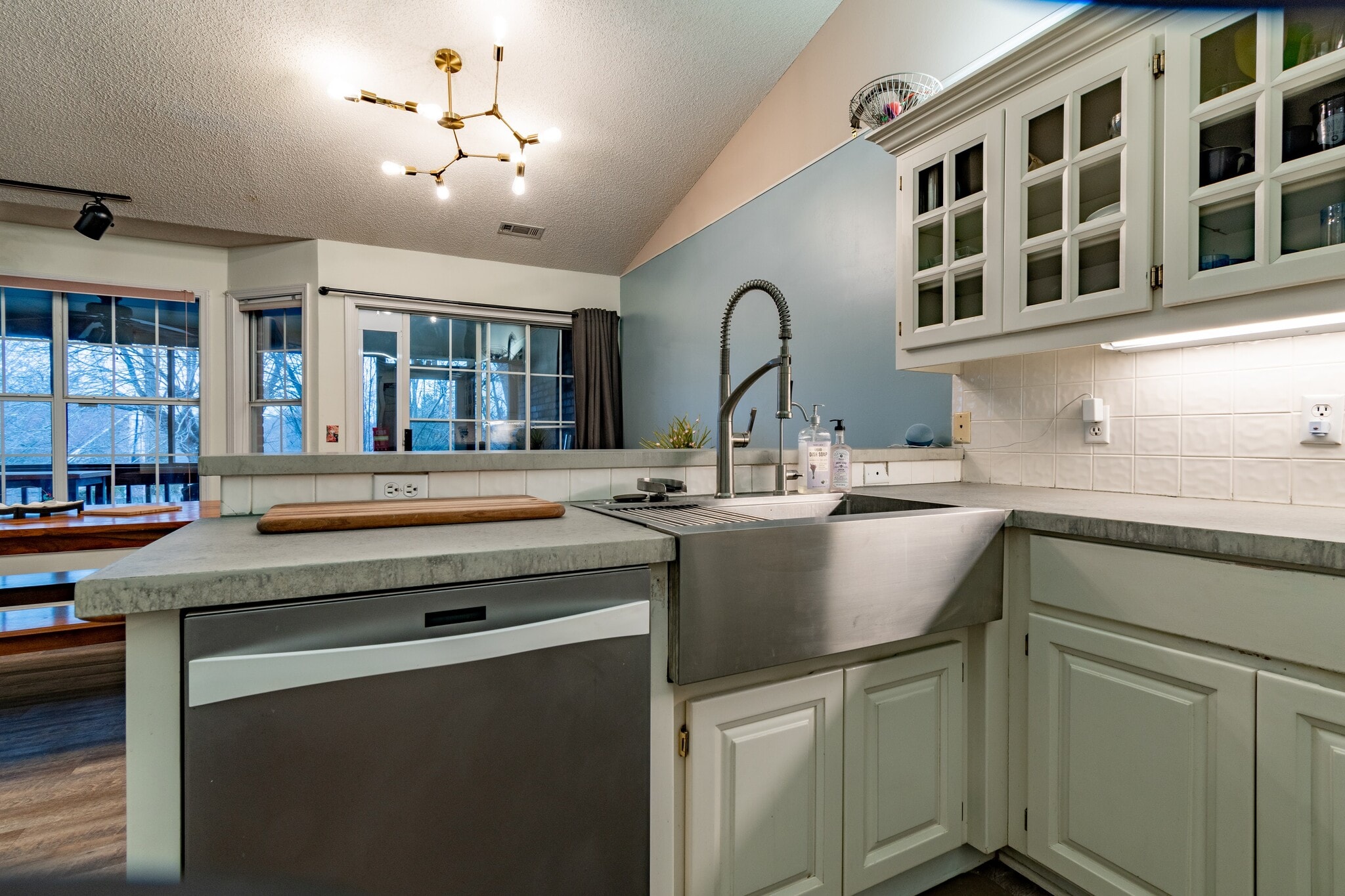 Deep farmhouse sink - 2780 E Hardy Ln