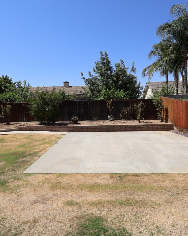 Building Photo - NW Bakersfield 4 Bed 2 Bath – Split Deposi...