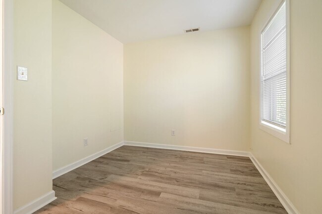 Building Photo - 2 Bedroom Duplex: Available Now