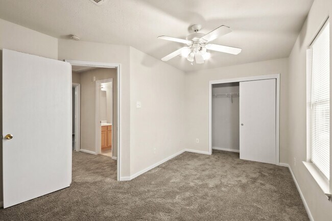 Building Photo - 807 Sycamore Ridge Ln