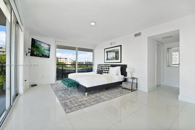 Building Photo - 9261 E Bay Harbor Dr