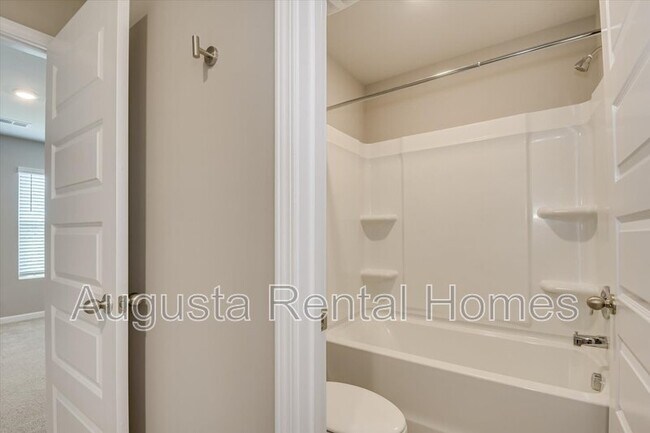 Building Photo - 560 Post Oak Ln