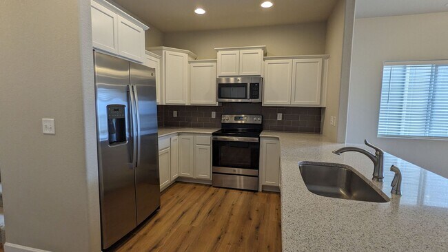 Building Photo - NEWER END UNIT TWO STORY TOWNHOME WITH A/C...