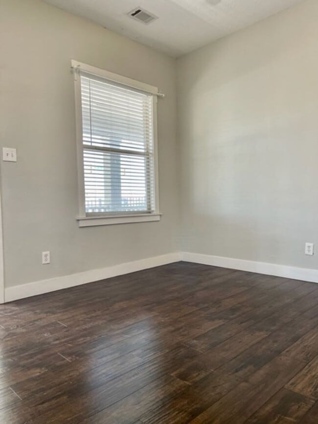 Building Photo - 576 N 400 W