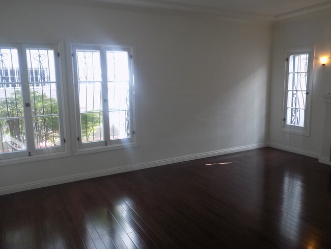 Building Photo - 109 N Clark Dr