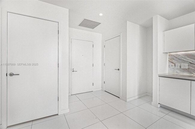 Building Photo - 851 NE 1st Ave