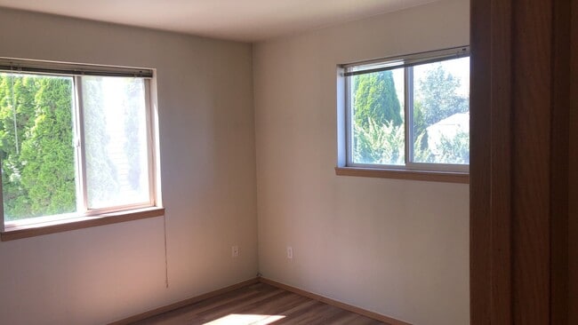 Building Photo - 305 NW Parr Dr