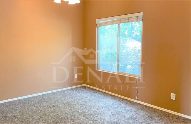 Building Photo - 925 E Canyon Rock Rd