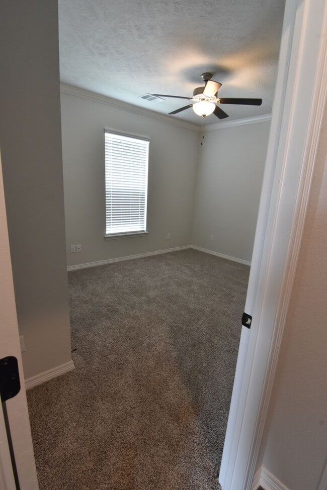 Building Photo - 4 bed,4 bath House available Jan 2nd 2026