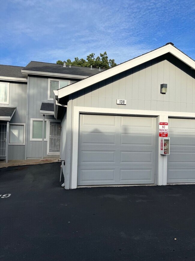 Building Photo - 2 Bedroom / 1 Bathroom Townhome in Bay Point