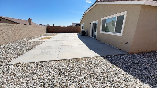 Building Photo - 4 BEDROOM, 3 BATH VICTORVILLE HOME