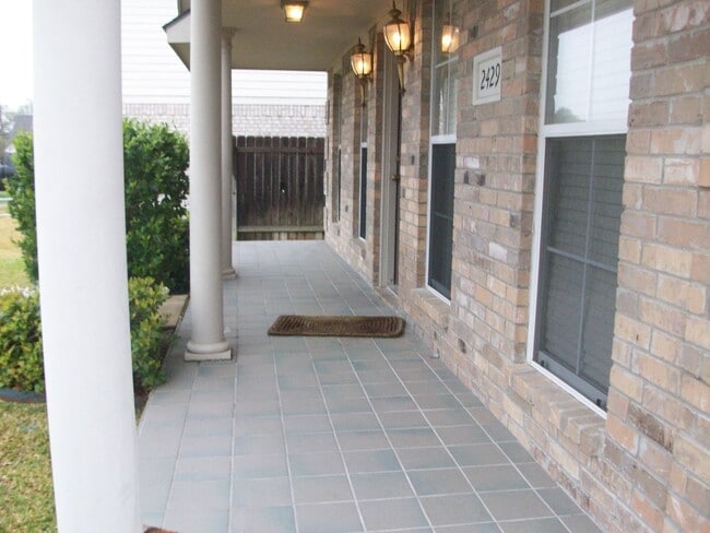 Building Photo - THREE BEDROOMS TWO BATHS, FENCED BACKYARD, ON SHUTTLE ROUTE