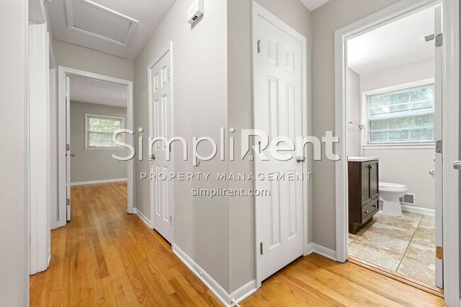 Building Photo - Renovated 3 Bed/ 2 Bath - 1st month free w...