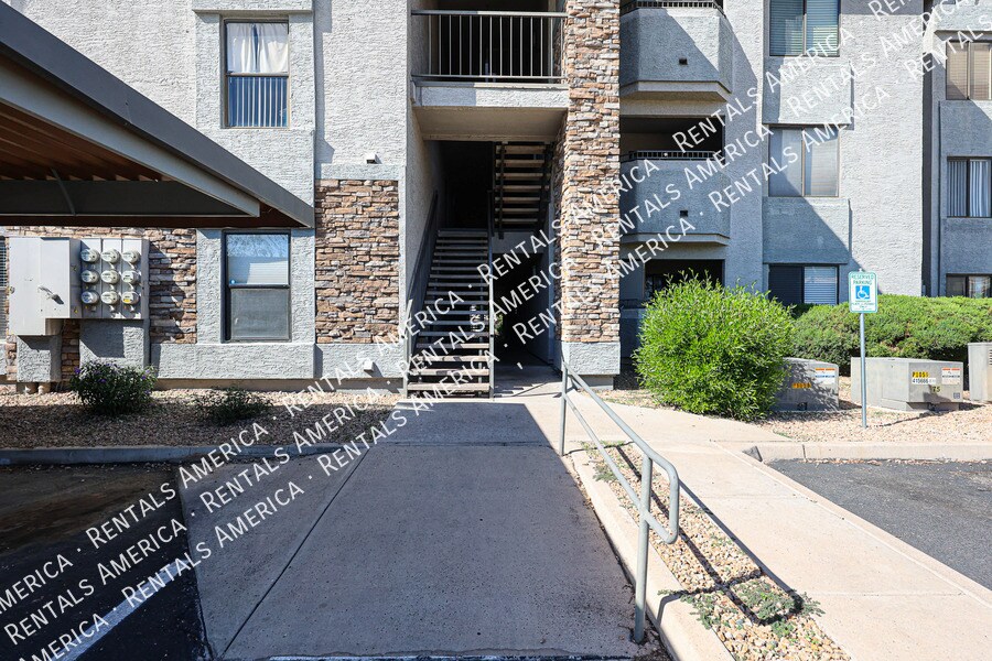 Building Photo - 2025 E Campbell Ave