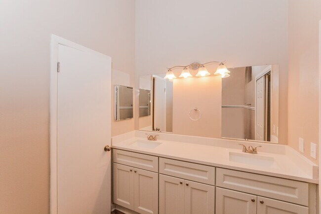 Building Photo - 803 Hillary Ct