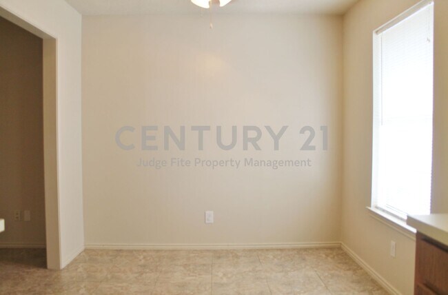 Building Photo - Adorable 2/1 Duplex in Weatherford For Rent!