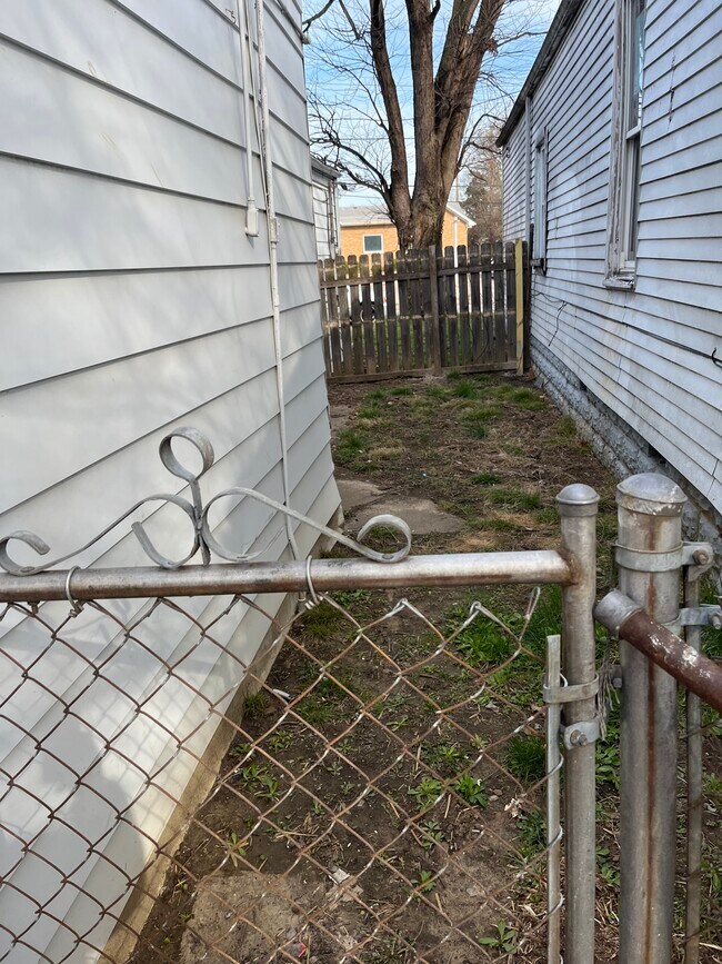 Small Patio - 2113 7th Street Rd