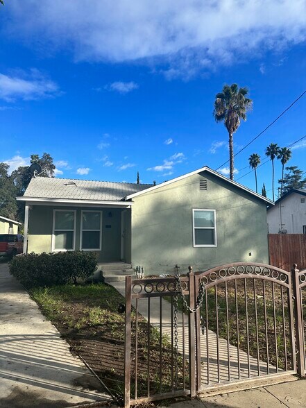 Building Photo - 4836 Park Ave
